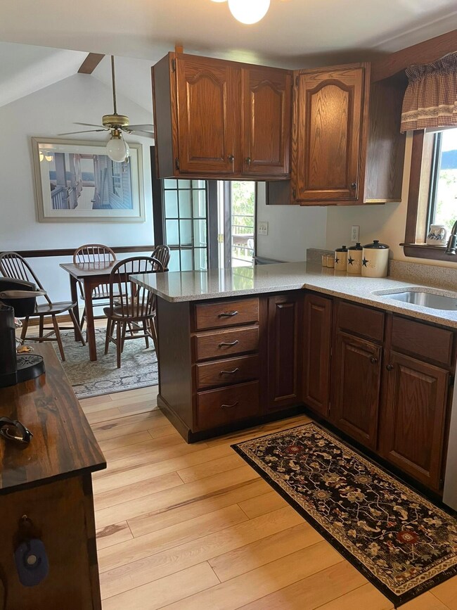 KITCHEN/BREAKFAST NOOK