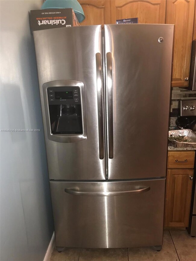 STAINLESS STEAL REFRIGERATOR WITH NEW STYLE BOTTOM FREEZER 