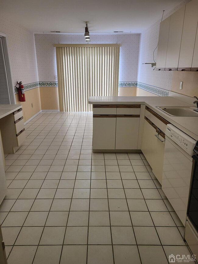 162 Hidden Hollow Ct, Edison, NJ 08820 - photo 3