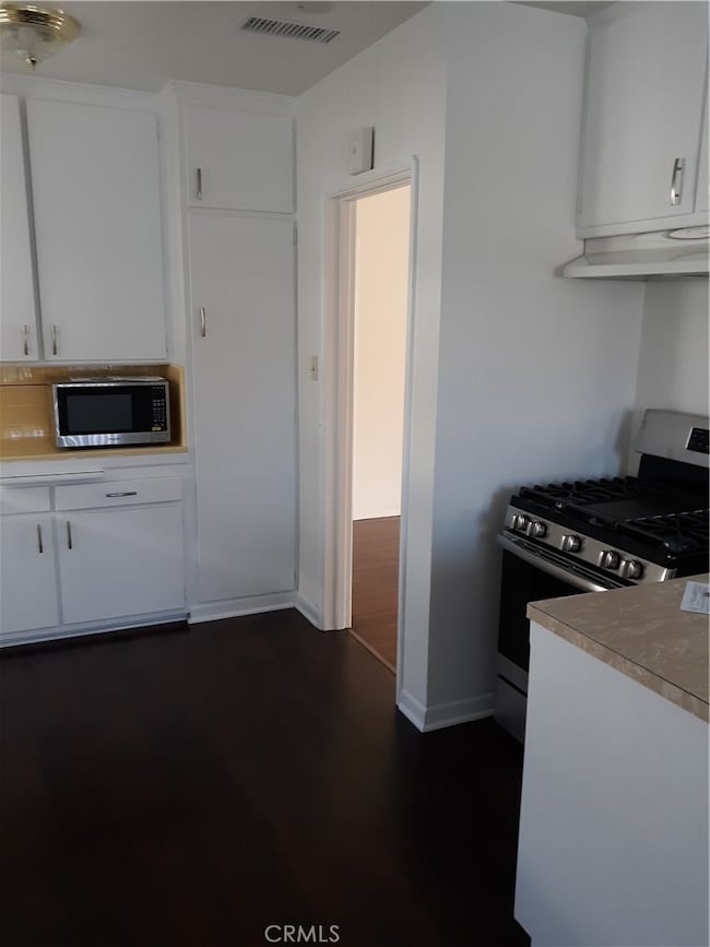 Kitchen, new gas stove, microwave 2019