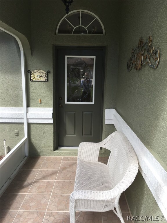 Nice screened and tiled entry way.