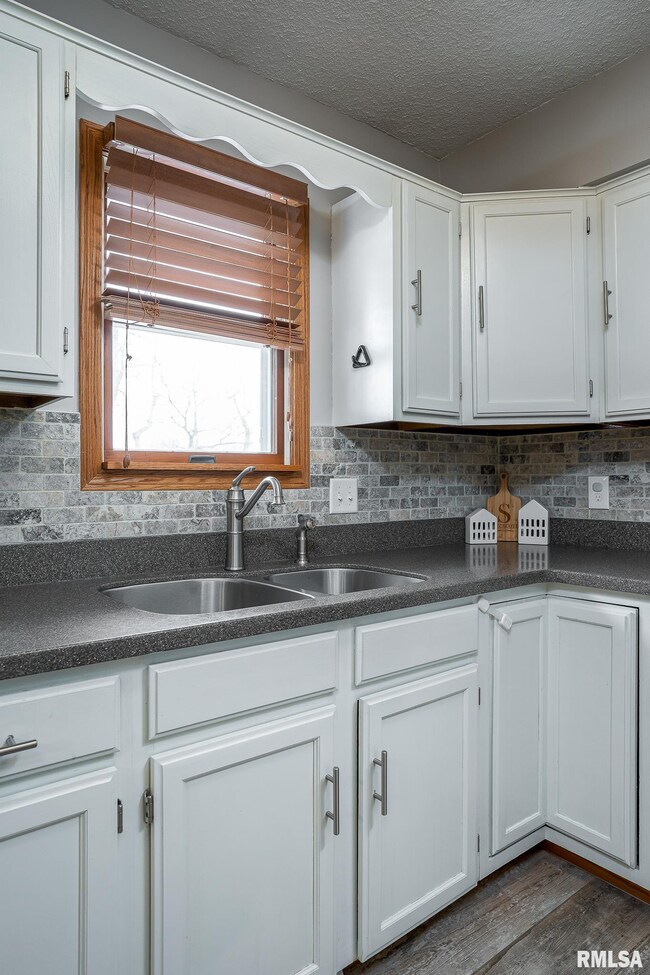 2806 E 35th St, Davenport, IA 52807 - photo 3