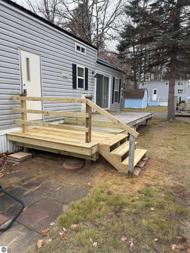 2757 Owens Dr unit 216, Houghton Lake, MI 48629 - photo 2