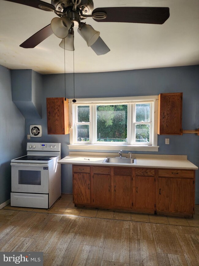 351 Union Aly, Pottstown, PA 19464 - photo 2