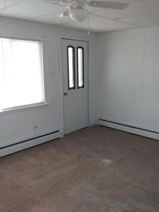 19 W Ridge St, Coaldale, PA 18218 - photo 2