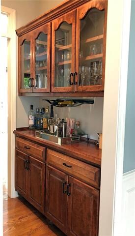 Butler bar provides extra storage as well as conve
