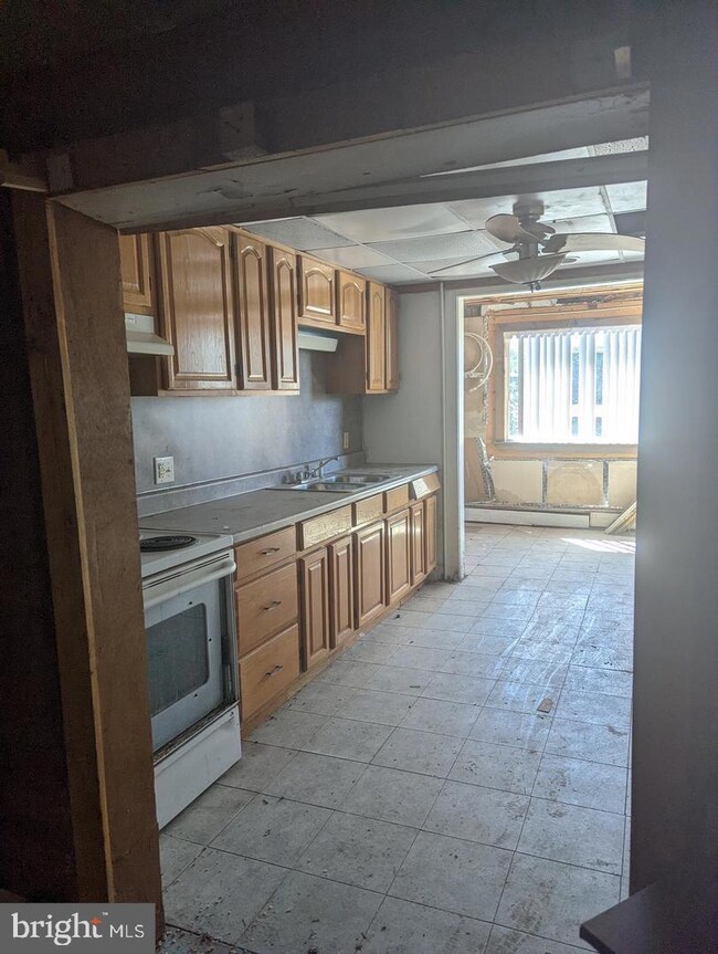 212 E Lloyd St, Shenandoah, PA 17976 - photo 2