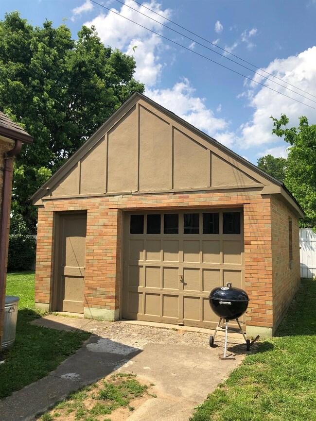 Detached Garage!