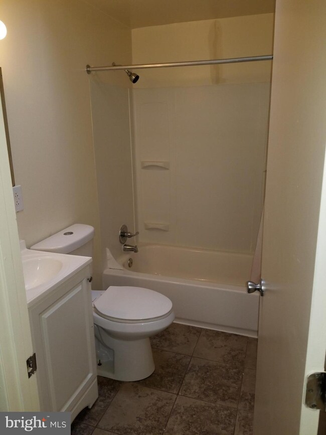 403 Burbank Ct, Halethorpe, MD 21227 - photo 6