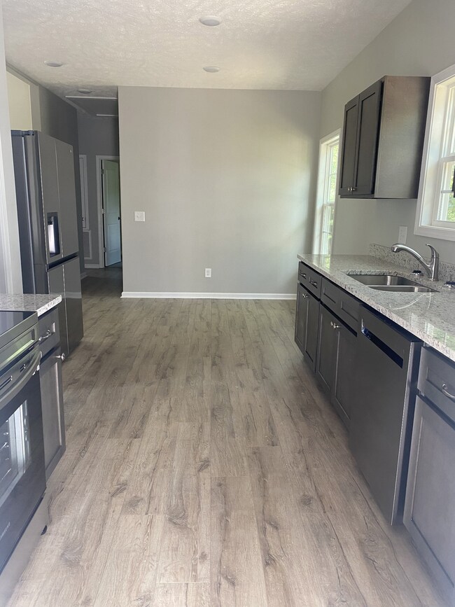 601 N Charlotte St, Dickson, TN 37055 - photo 4