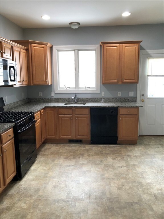 326 Mendon Rd unit 6, Woonsocket, RI 02895 - photo 3