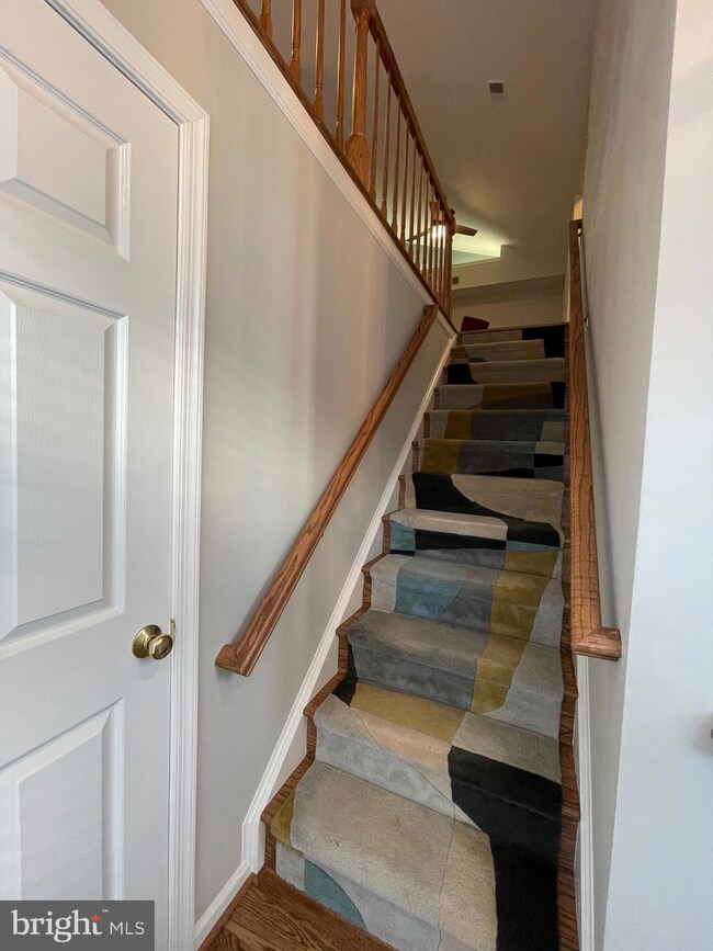 5702 Mayfair Manor Dr, Rockville, MD 20852 - photo 4