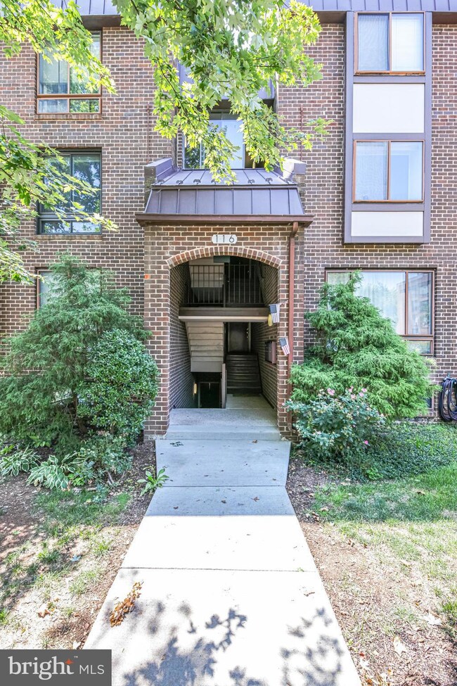 116 Roberts Ln unit 201, Alexandria, VA 22314 - photo 3