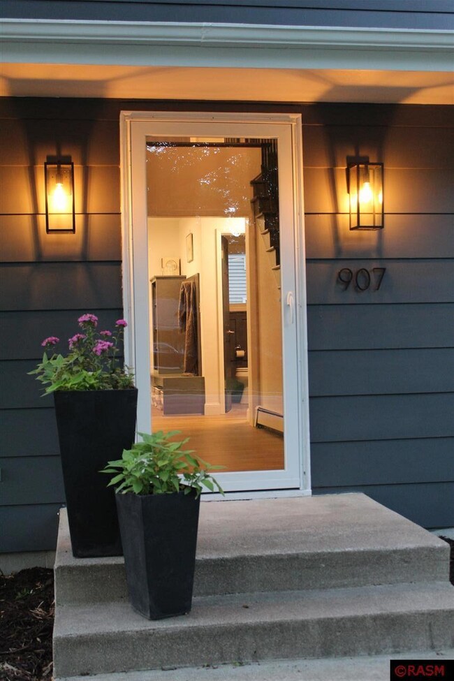 907 Summit Ave, New Ulm, MN 56073 - photo 3