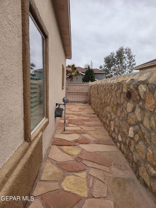 721 Desert Sage Dr, Horizon City, TX 79928 - photo 7