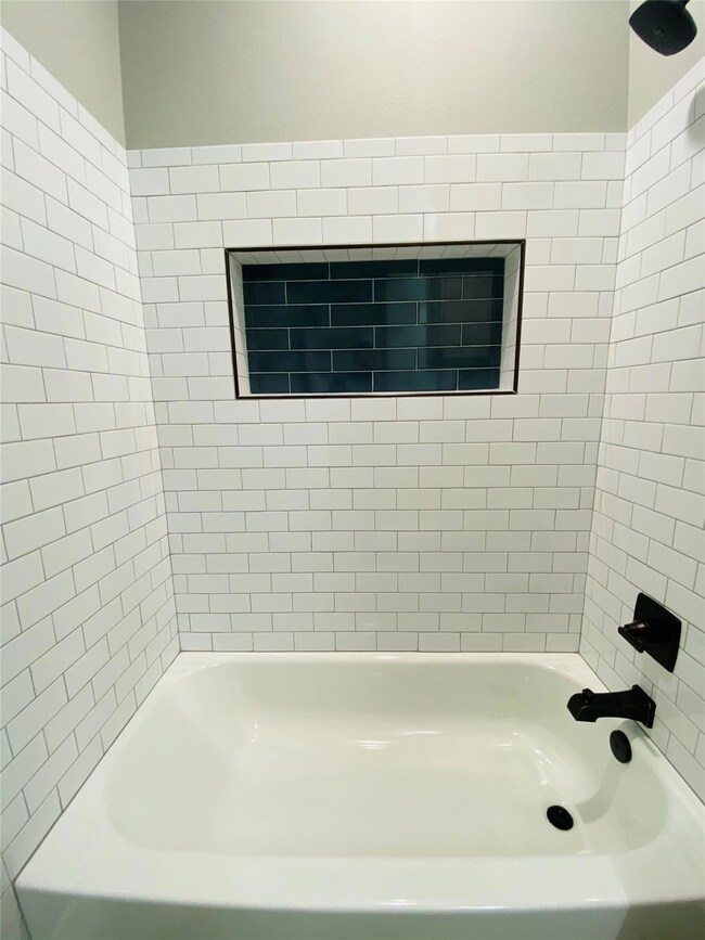 Bathroom with tiled shower / bath combo