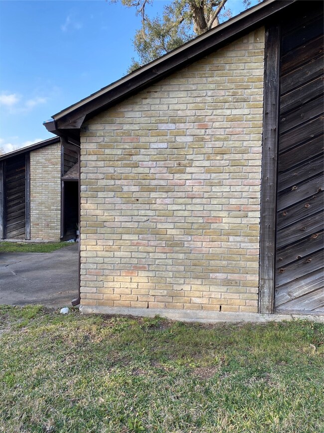 2681 S Woodloch St, Conroe, TX 77385 - photo 2