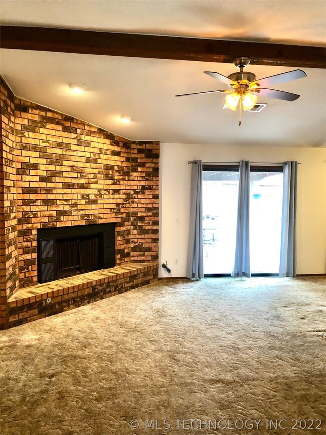 Gas burning fireplace