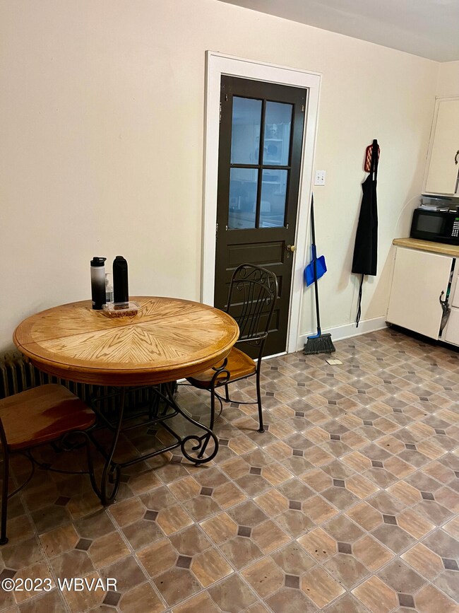 Eat-in Kitchen