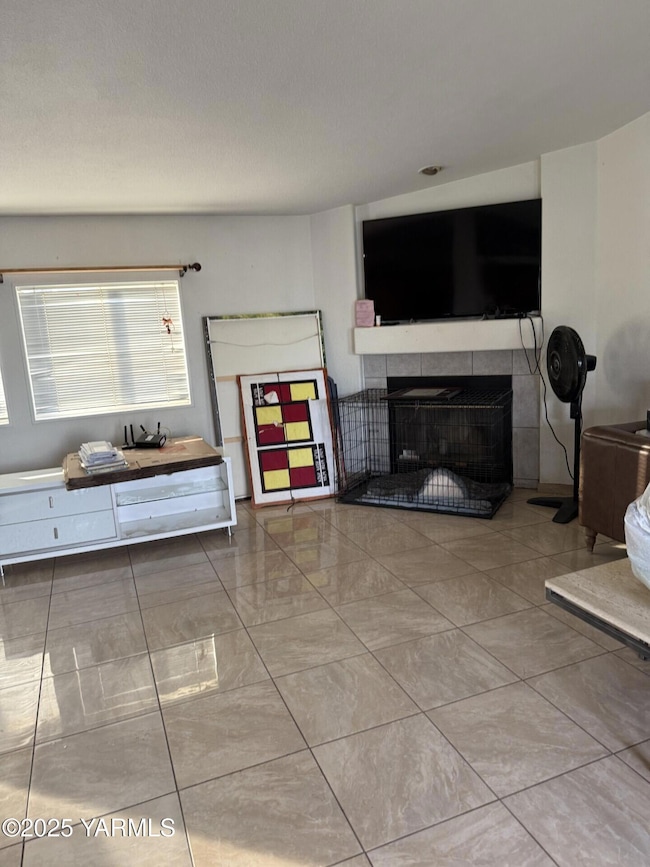 605 Dean Ave, Granger, WA 98932 - photo 2