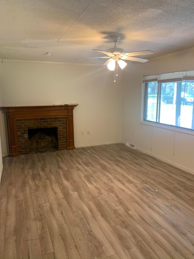 4405 Oakview living room