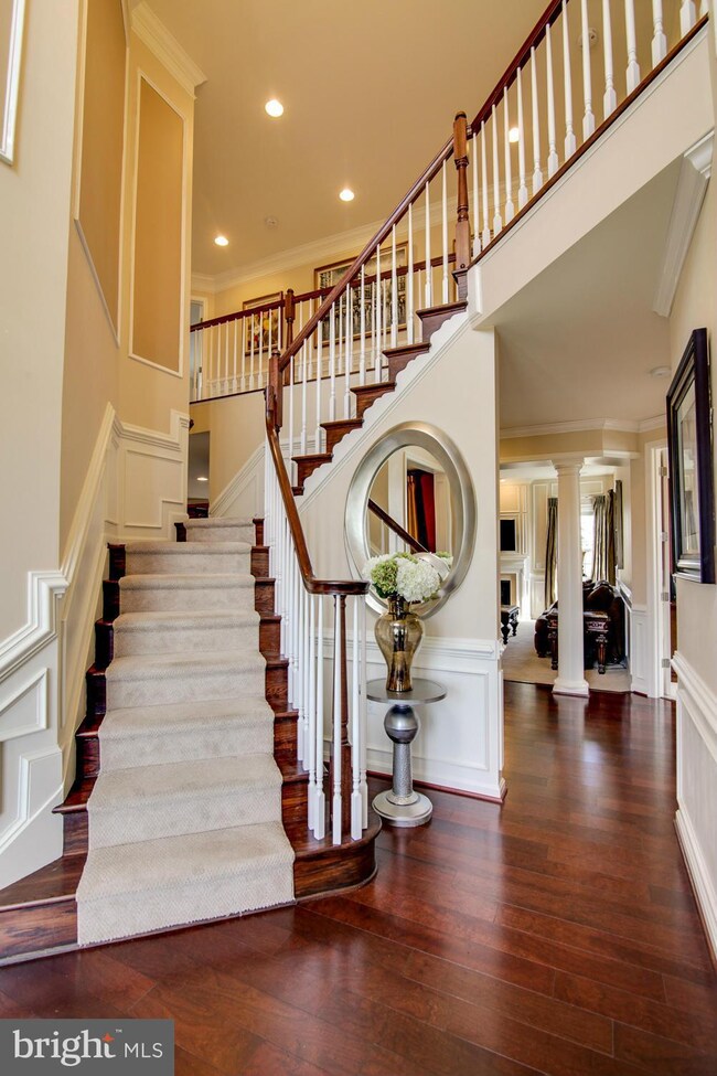 5938 Hunter Crest Rd, Woodbridge, VA 22193 - photo 2