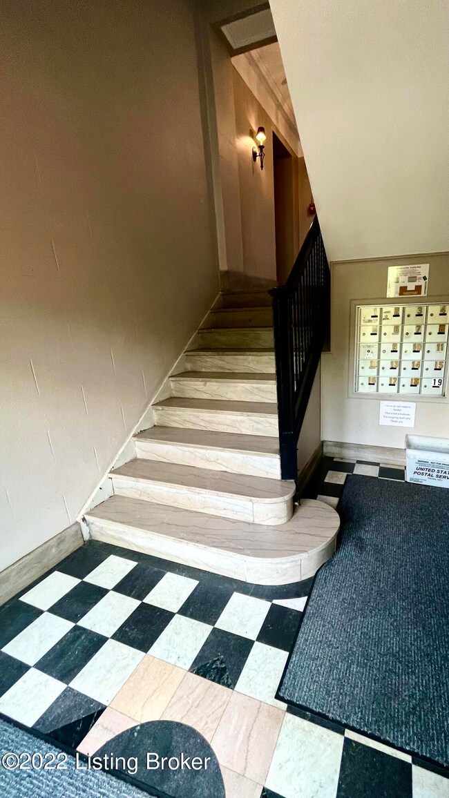 1360 Eastern Pkwy unit 15, Louisville, KY 40204 - photo 5