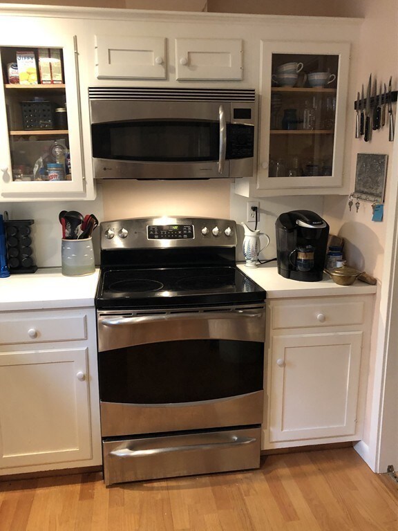 352 Hemlock Cir, Lincoln, MA 01773 - photo 5