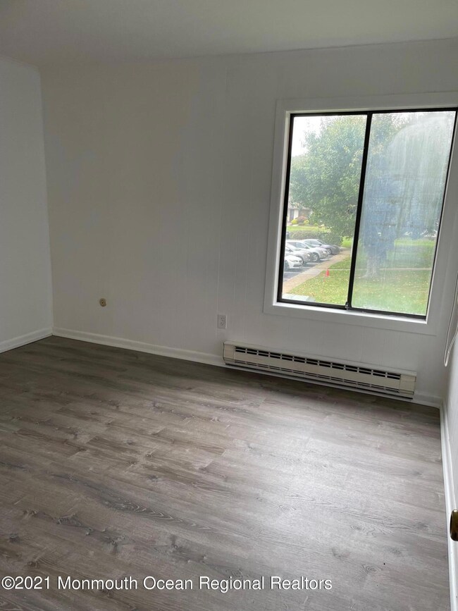 82 Amberly Dr, Manalapan, NJ 07726 - photo 4