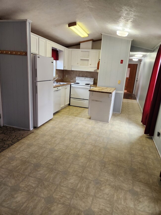 106 Lat Ln, Swanzey, NH 03446 - photo 5