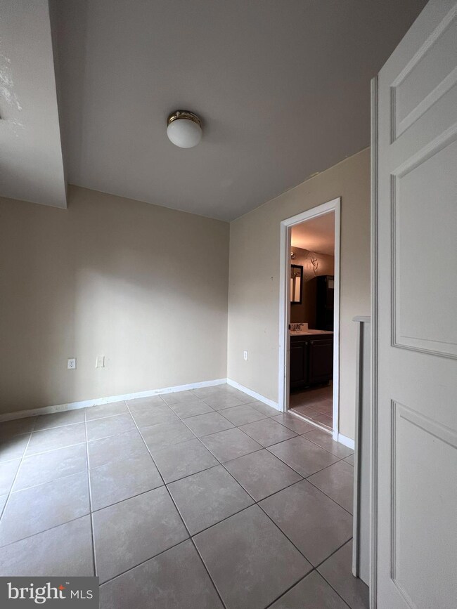 Lafayette Park unit 205, Falls Church, VA 22041 - photo 6