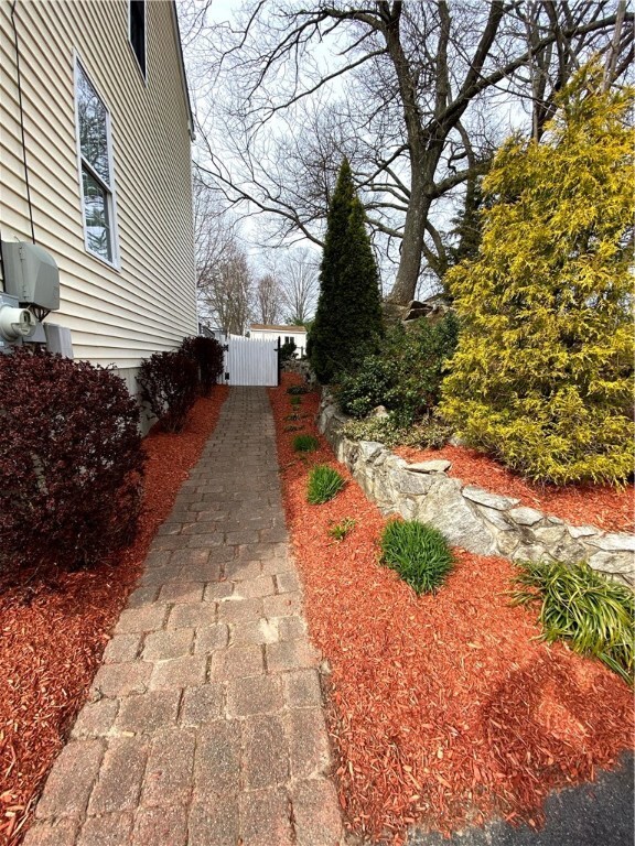 31 Edgewood Ave, Woonsocket, RI 02895 - photo 5