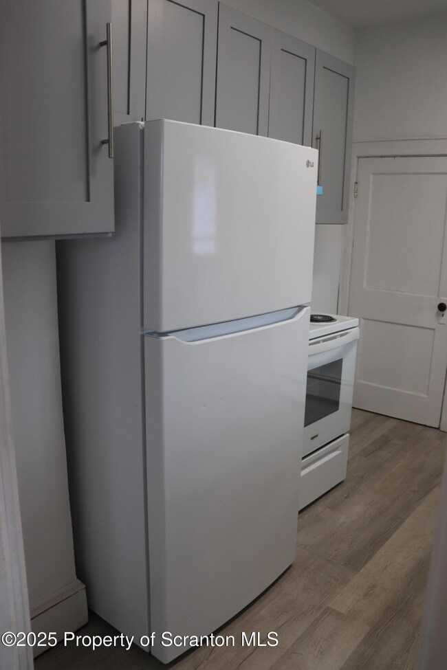 712 W Lackawanna Ave unit Rear, Blakely, PA 18447 - photo 6