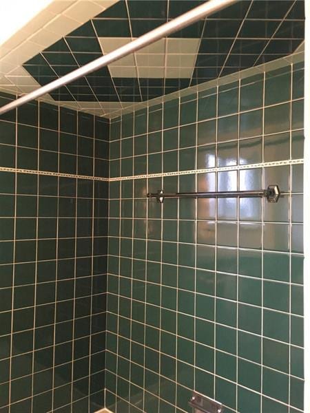 Main bath off hallway with ceramic tile