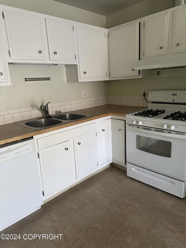 2301 Paxson Dr unit A, Anchorage, AK 99504 - photo 4