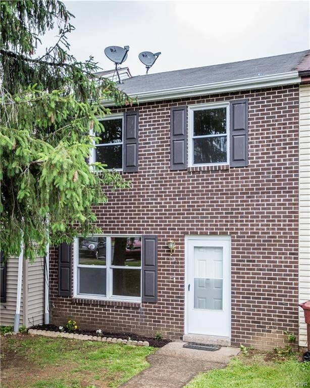 51 Eisenhower Cir, Whitehall, PA 18052 - photo 2