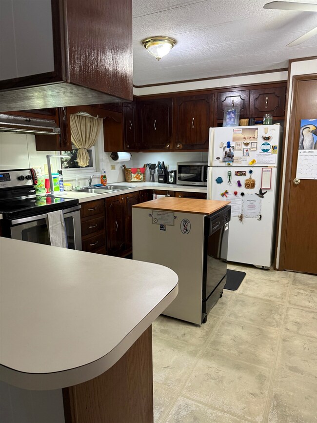 1013 Camelot Dr, Exeter, NH 03833 - photo 7