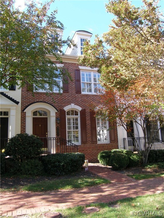 Classic Architectural Features: Brick Exterior, Ar