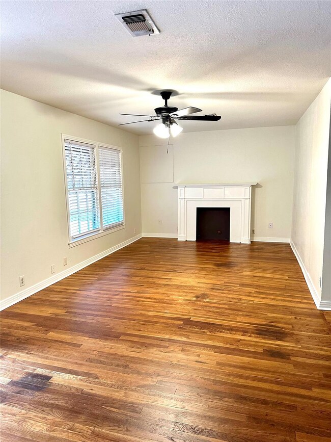 1404 Hillcrest Blvd, Gainesville, TX 76240 - photo 3