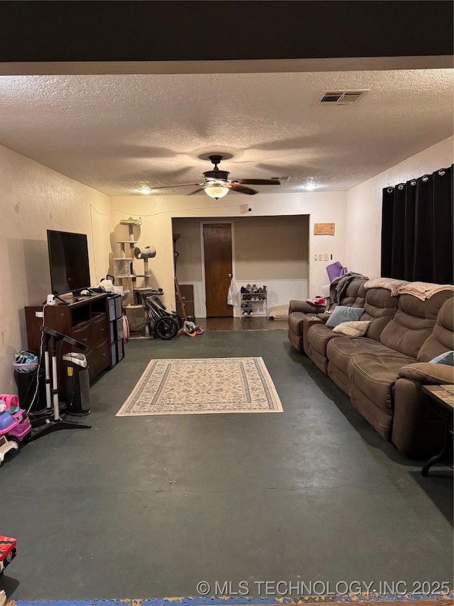 619 E South Boundary St, Walters, OK 73572 - photo 2