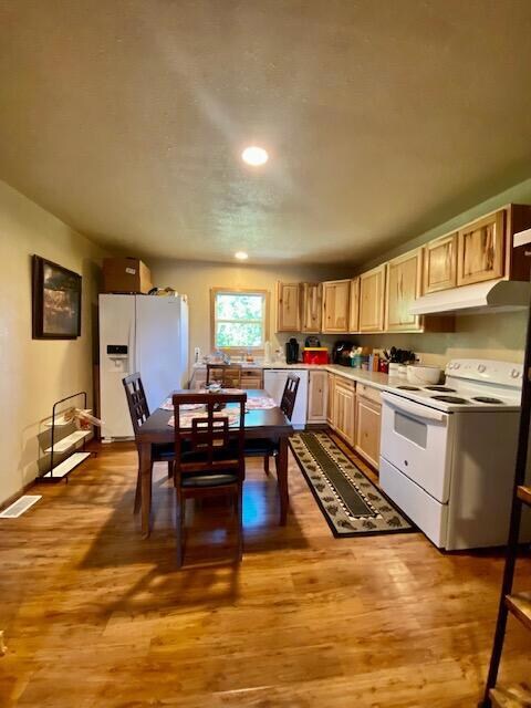 4251 eat in kitchen