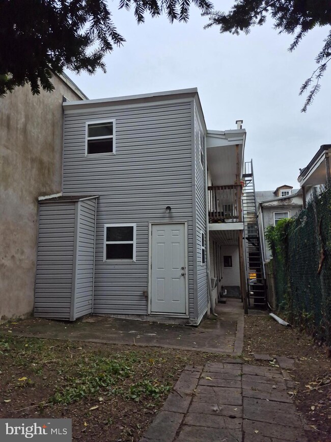 105 N 10th St, Reading, PA 19601 - photo 5