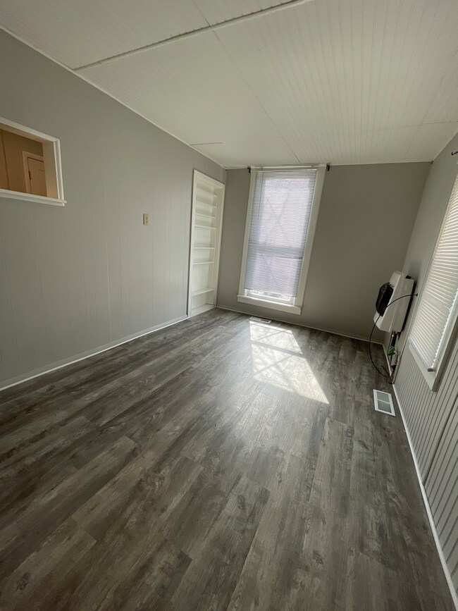 303 Unit 5 2nd St, Covington, IN 47932 - photo 3