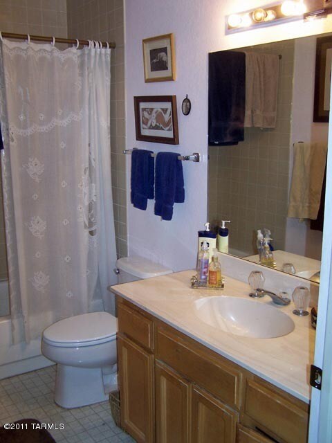 Rio Cancion Townhouse: master bathroom