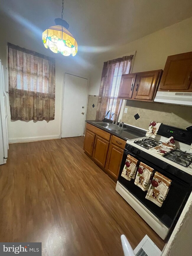 31 Leonard Ave, Camden, NJ 08105 - photo 6