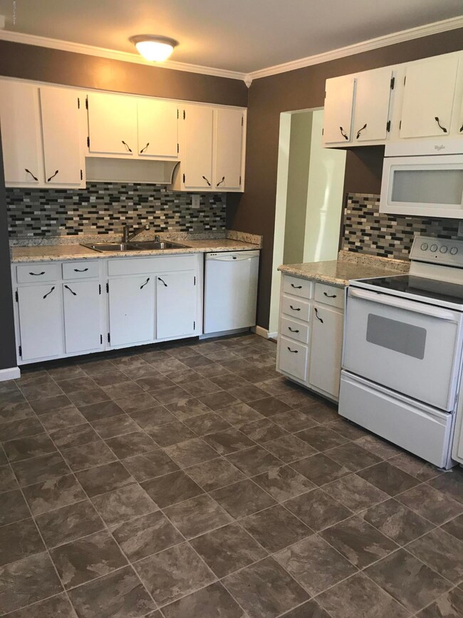 9301 Lantana Dr, Louisville, KY 40229 - photo 5