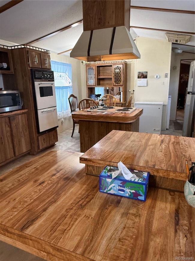 Larger Kitchen With Dinning Room