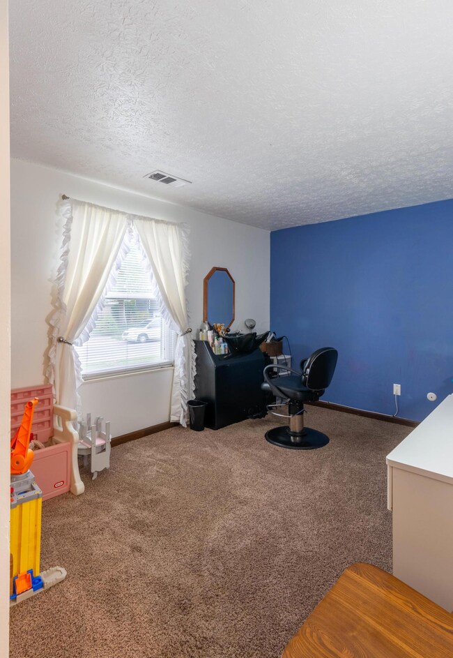 811 Eliots Oak Rd, Columbus, OH 43228 - photo 6