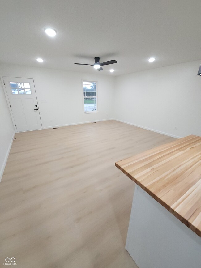 302 W Walnut St, Crothersville, IN 47229 - photo 4