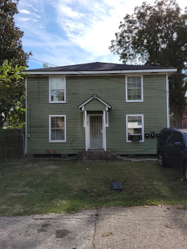 4410 Engleford St unit 4, Houston, TX 77026 - photo 2